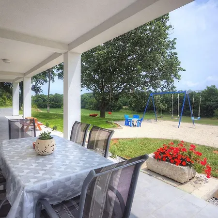Mit Grossem Garten, Spielbereich Ližnjan