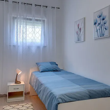 Apartment Mit Grossem Garten, Spielbereich *