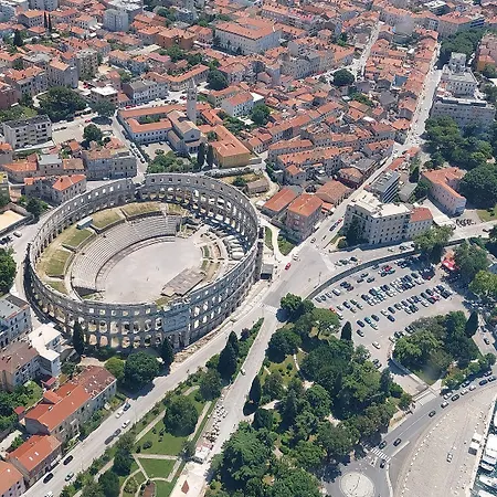 Mit Grossem Garten, Spielbereich