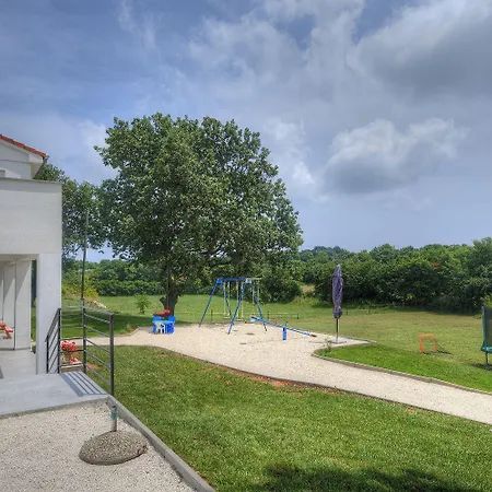 Mit Grossem Garten, Spielbereich *