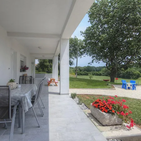 Mit Grossem Garten, Spielbereich Apartment