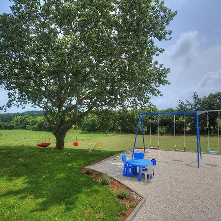 Mit Grossem Garten, Spielbereich Apartment Liznjan